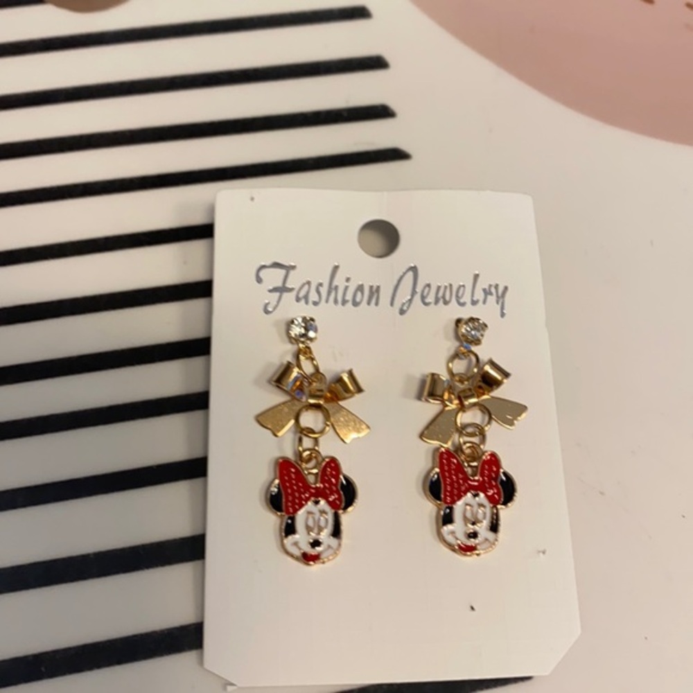 Minnie Mouse dangle earrings